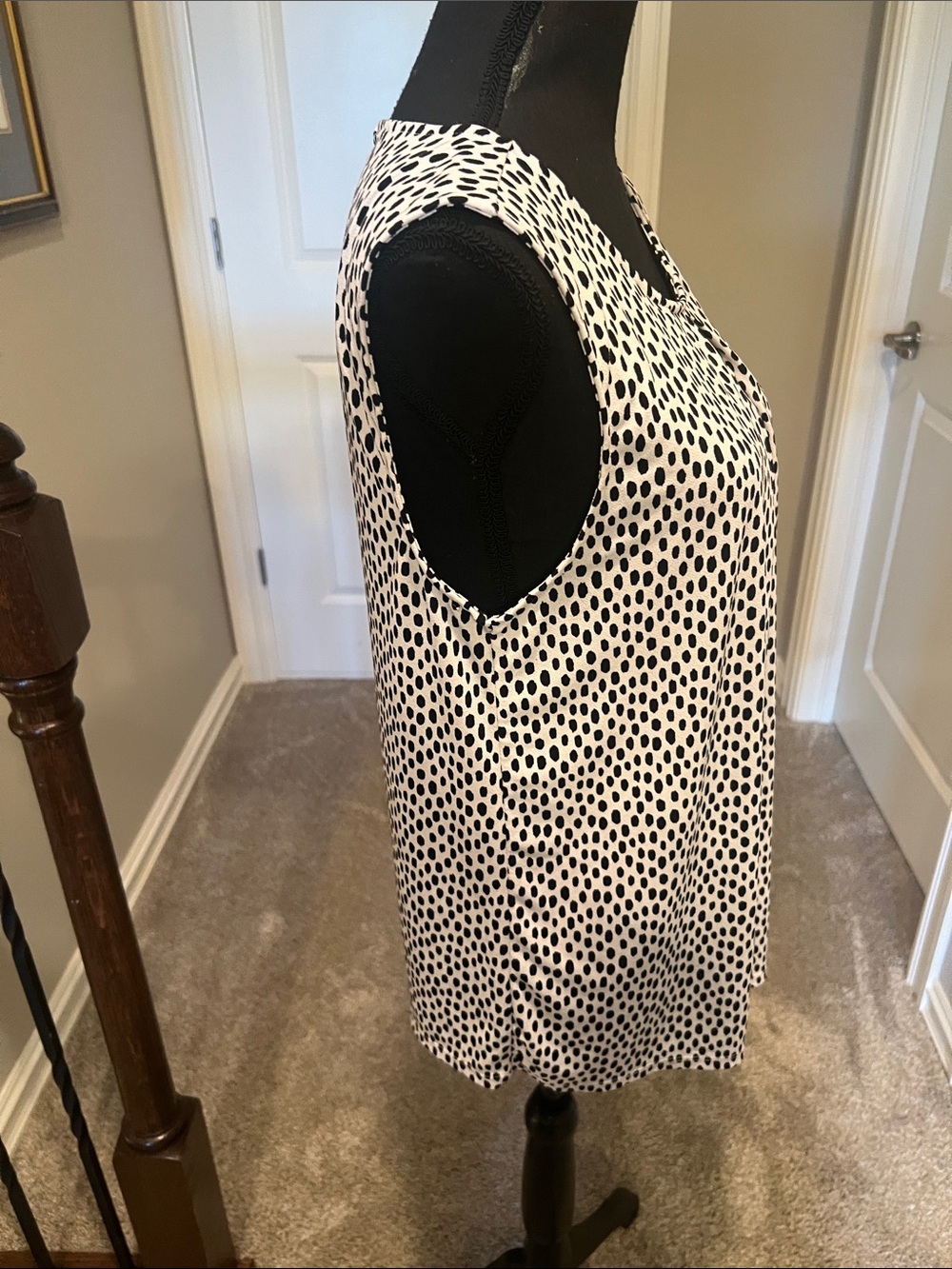 41 Hawthorn Black and White Sleeveless Dot Keyhole Tunic - Picture 5 of 8